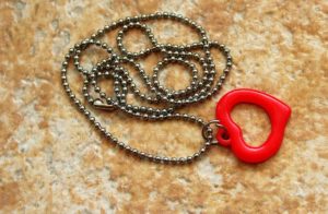 jak wyczyścić srebrny łańcuszek