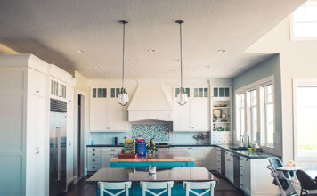 Czym zasłonić okna w kuchni