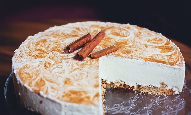 Czy do sernika można dać kisiel zamiast budyniu?