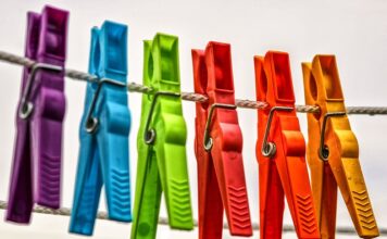 Jak zmieścić dużo ubrań w małej szafie?