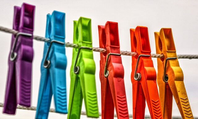 Jak zmieścić dużo ubrań w małej szafie?