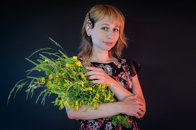 Jak pozbyć się żółtych plam na białych ubraniach? Jak pozbyć się żółtych plam na białych ubraniach?