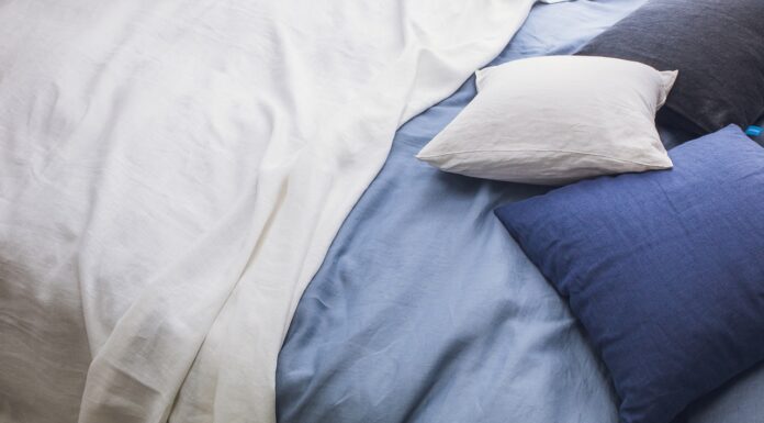 Kołdry do spania w rytuale wyciszenia – jak tekstylia uczą nas odpoczywać? kołdry